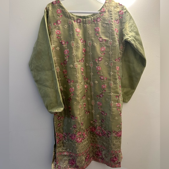 Brand new 3 piece pakistani suit - Picture 2 of 5